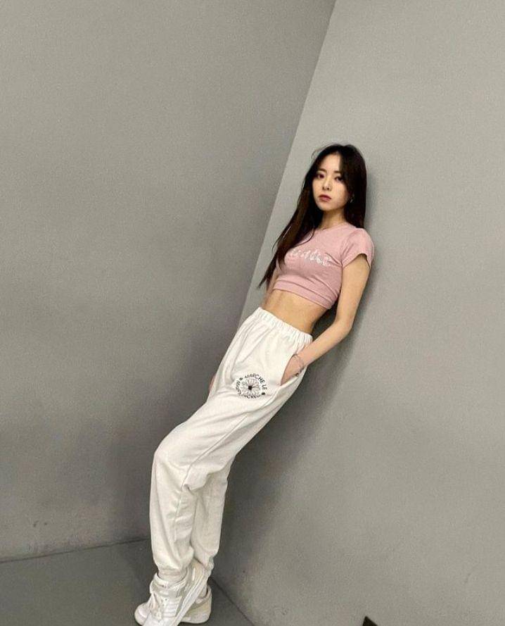 Ide outfit ala Yuna ITZY (instagram.com/itzy.all.in.us)