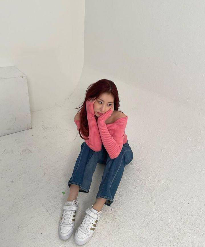 Ide outfit ala Chaeryeong ITZY (instagram.com/itzy.all.in.us)