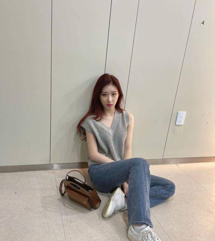 Ide outfit ala Chaeryeong ITZY (instagram.com/itzy.all.in.us)