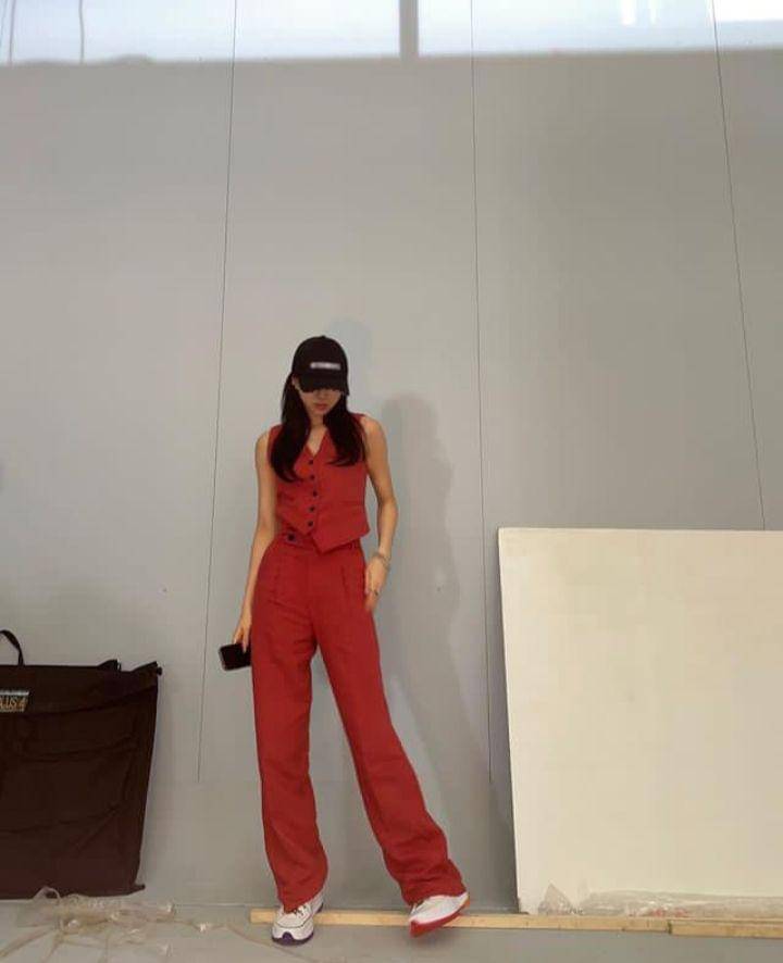 Ide outfit ala Yuna ITZY (instagram.com/itzy.all.in.us)