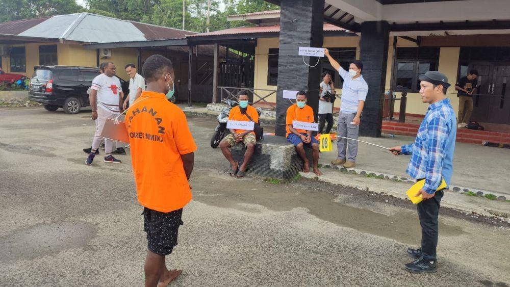 Ketiga tersangka saat mereka ulang adegan jual beli amunisi, IDN Times/ Istimewa