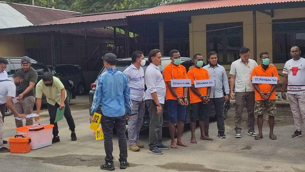 Ketiga tersangka saat mereka ulang adegan jual beli amunisi, IDN Times/ istimewa