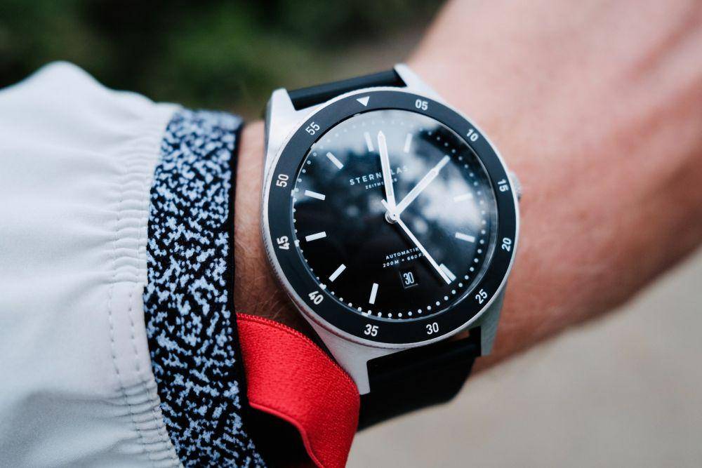 ilustrasi seseorang melihat jam (unsplash.com/Jonathan Simcoe)