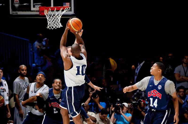 Kobe Bryant melakukan jump shot. (commons.wikimedia.org/Tim Shelby)