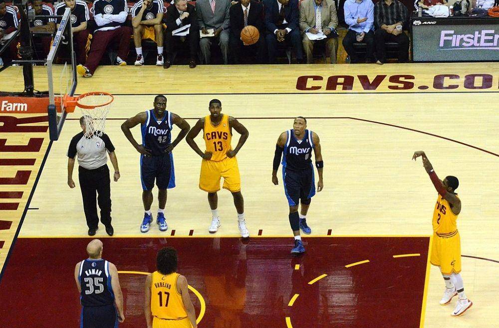Kyrie Irving melakukan free throw. (commons.wikimedia.org/Erik Drost)