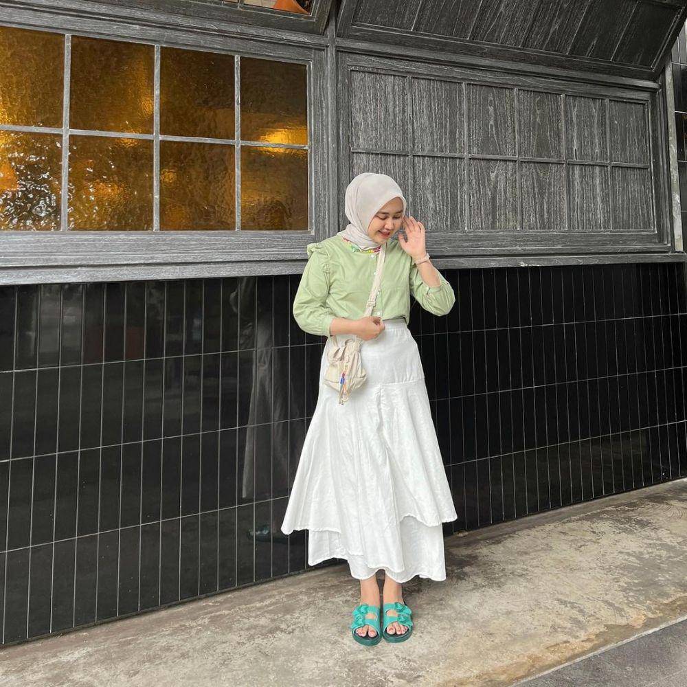 padu padan hijab dengan rok warna putih (instagram.com/meilanindraa)