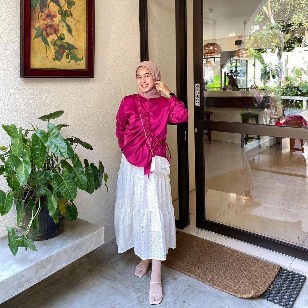 padu padan hijab dengan rok warna putih (instagram.com/ayufuziyantii)