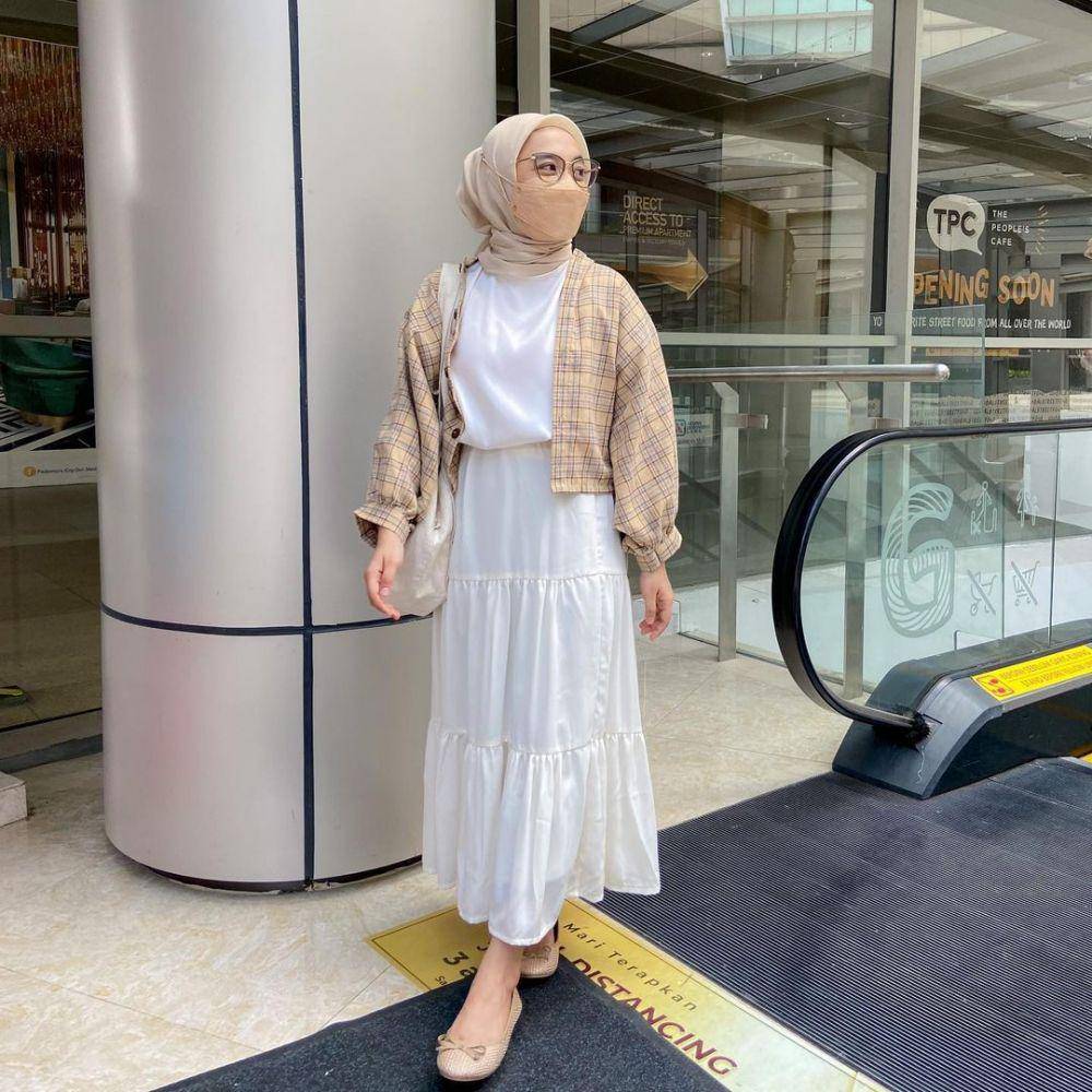 padu padan hijab dengan rok warna putih (instagram.com/darmaputrii)