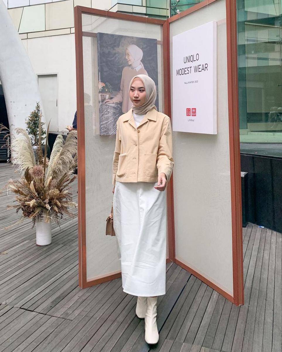 padu padan hijab dengan rok warna putih (instagram.com/zahrasucirr)
