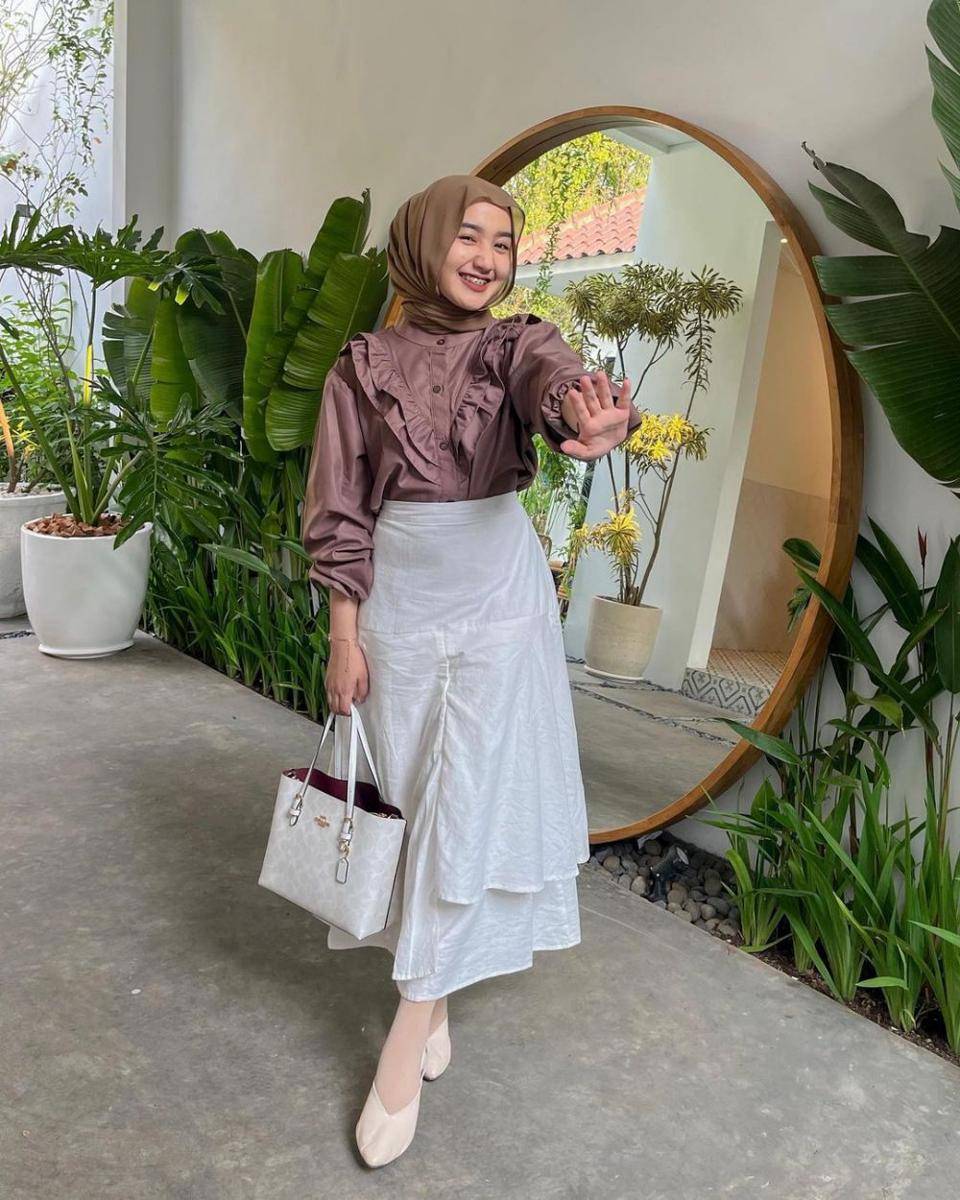padu padan hijab dengan rok warna putih (instagram.com/thafanyads)