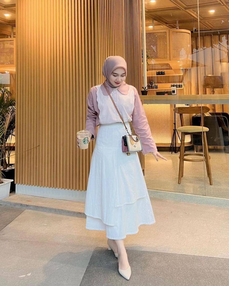 padu padan hijab dengan rok warna putih (instagram.com/azizahlimi)