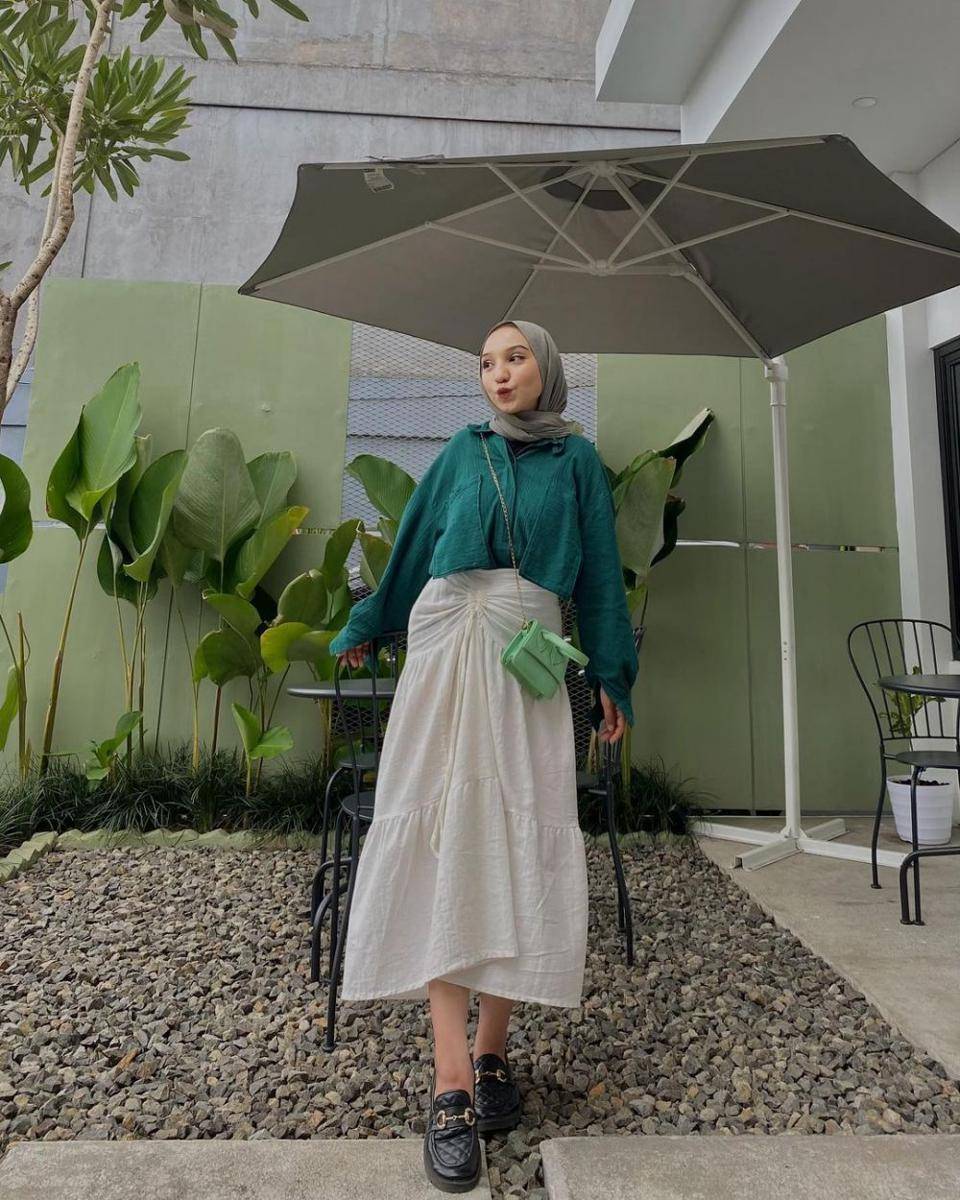 padu padan hijab dengan rok warna putih (instagram.com/erisafaddd)