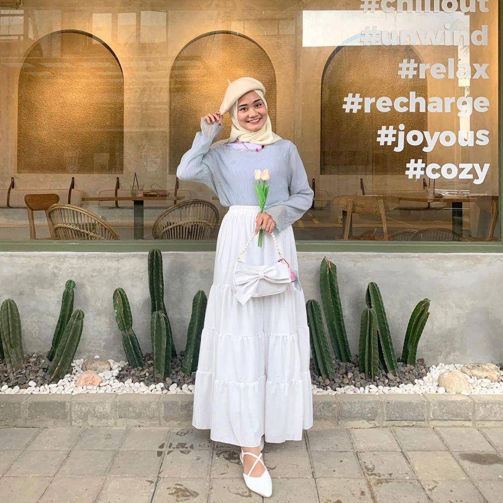padu padan hijab dengan rok warna putih (instagram.com/clarestarara_)