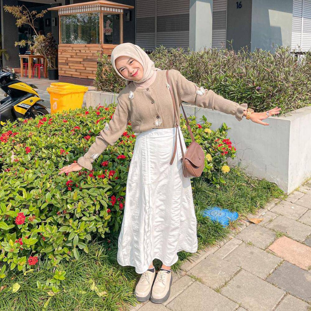 padu padan hijab dengan rok warna putih (instagram.com/ulyaslsss__)