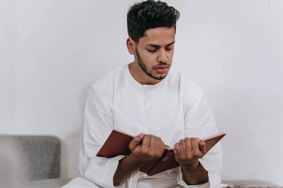 ilustrasi sedang membaca Al-Qur'an (pexels.com/Michael Burrows)