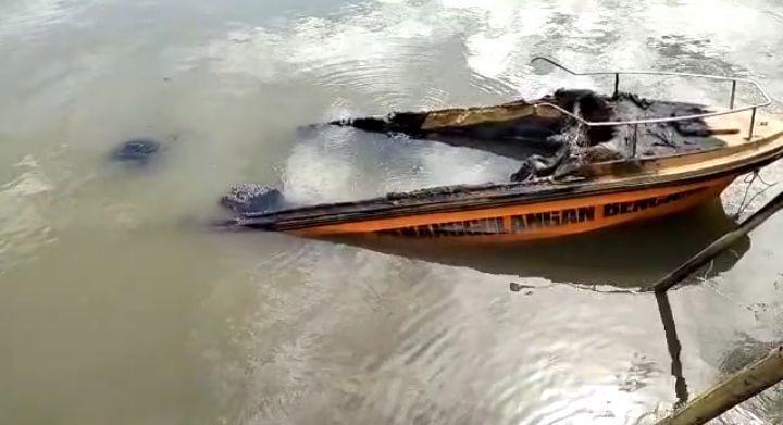 Speedboat Diduga Milik BPBD Terbakar di Manggar, Satu Korban Luka