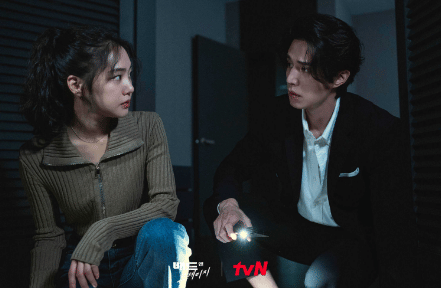 Cuplikan KDrama Bad and Crazy (dok. tvN/Bad and Crazy)