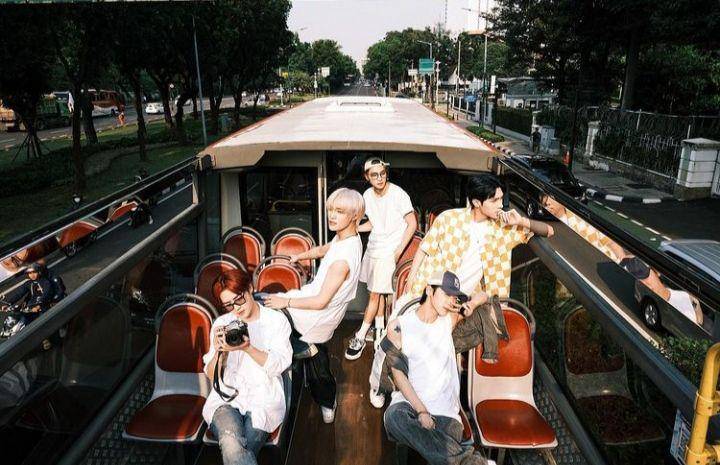 potret WayV saat di bus wisata Transjakarta (instagram.com/tenlee_1001)