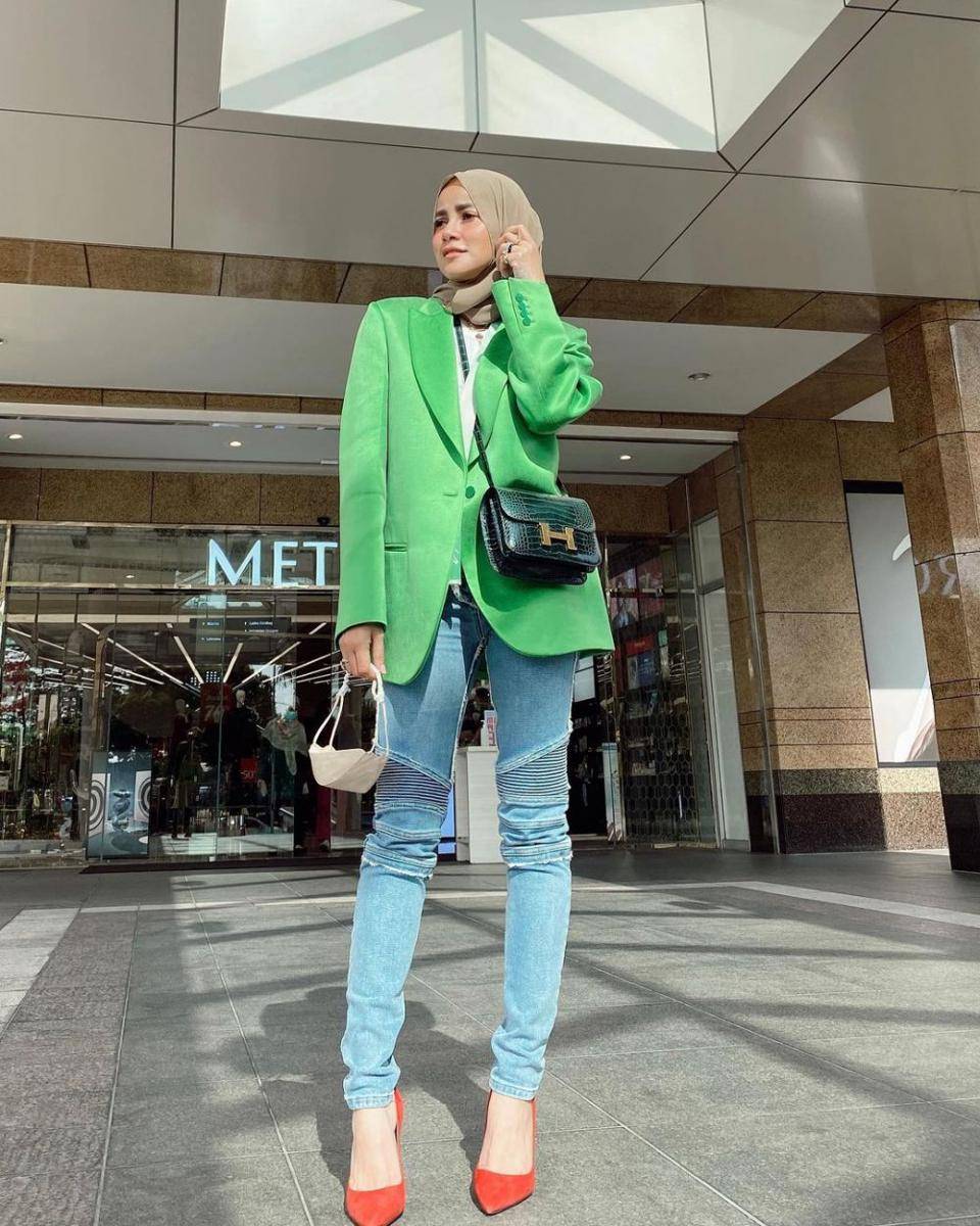 Outfit ngantor nuansa hijau ala Olla Ramlan (instagram.com/ollaramlan)