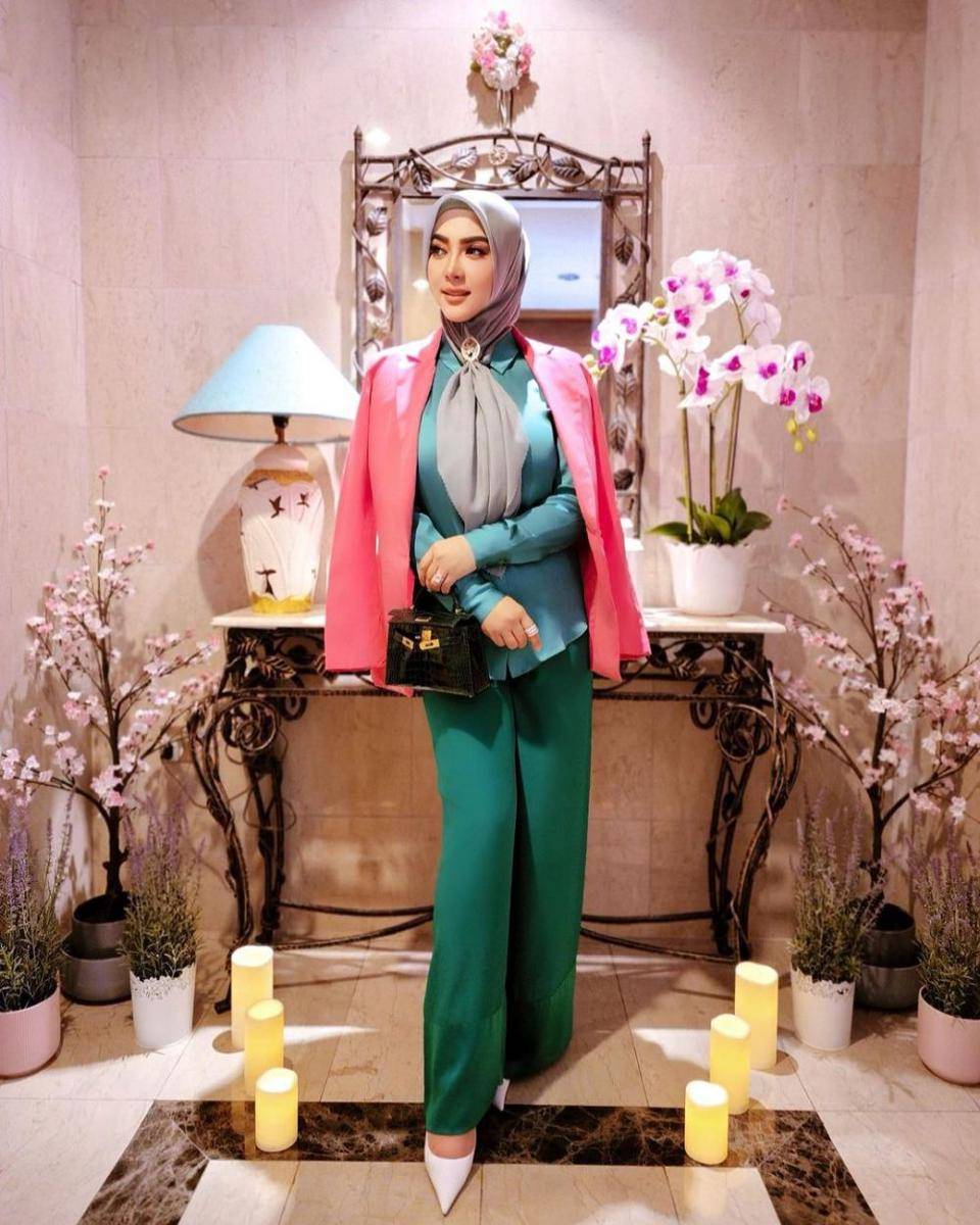Outfit ngantor nuansa hijau ala Syahrini (instagram.com/princessyahrini)