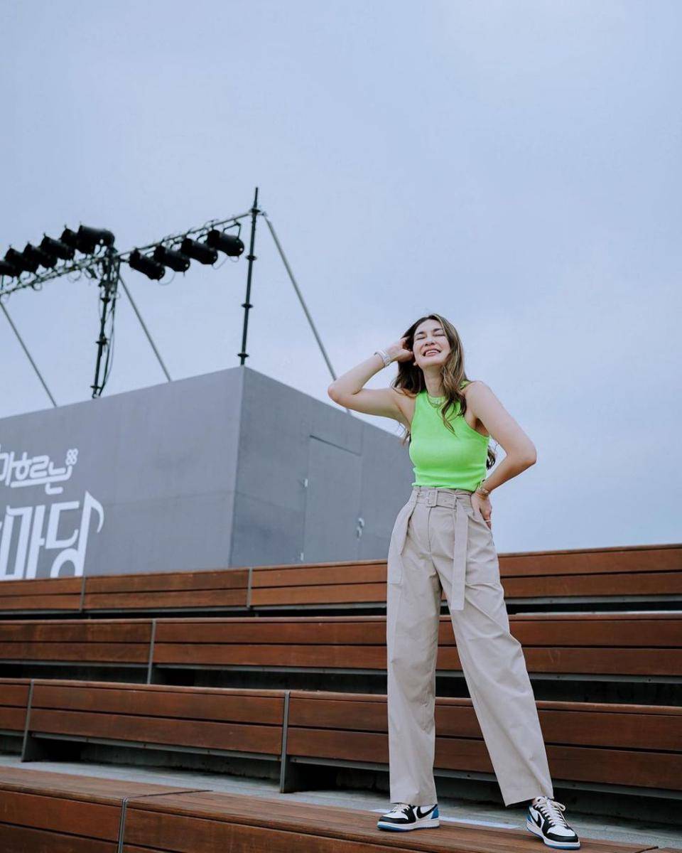 Outfit ngantor nuansa hijau ala Luna Maya (instagram.com/lunamaya)