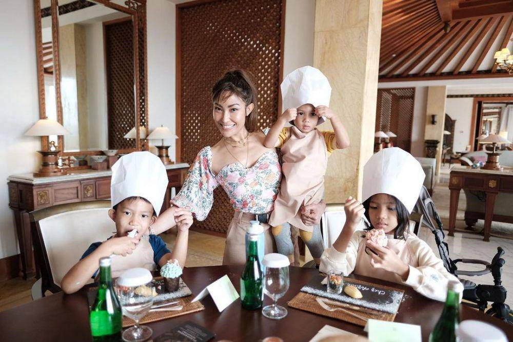 potret Ayu Dewi dan ketiga anaknya (instagram.com/mrsayudewi)