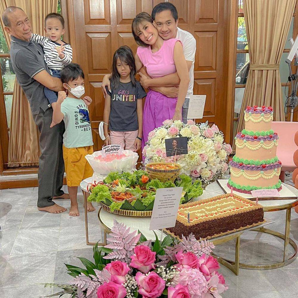 potret Ayu Dewi dan ketiga anaknya (instagram.com/mrsayudewi)
