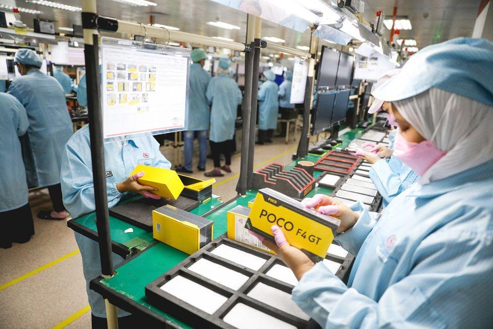 Inspeksi kelengkapan dan kerapian packaging POCO F4 GT (Dok. Poco)