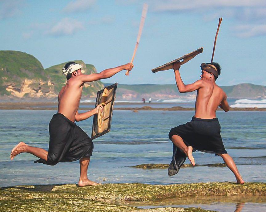 5 Tradisi Adat dan Ritual Unik Lazim Ditemui di Pulau Lombok