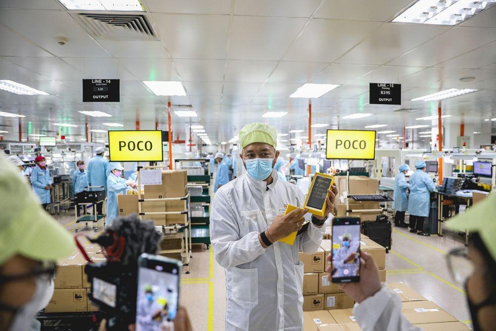 Andi Renreng, Head of Marketing POCO Indonesia menunjukan kondisi POCO F4 GT berada di dalam packaging (Dok. Poco)