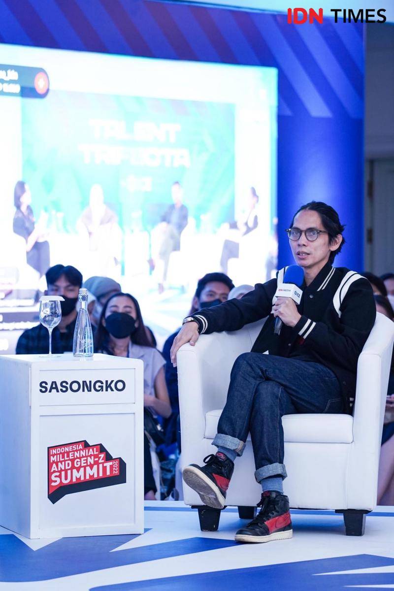 Angga Dwimas Sasongko membahas industri perfilman Indonesia di panggung Talent Trifecta IMGS 2022, dimoderasi oleh Head of IDN Pictures Susanti Dewi. (Dok. IDN Media)
