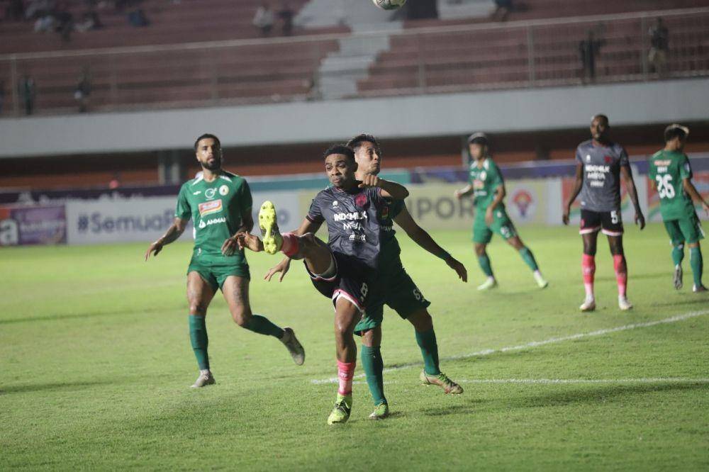 Pemain Persita, Osas Saha saat menghadapi PSS Sleman, Kamis (29/9/2022). (dok. Persita).