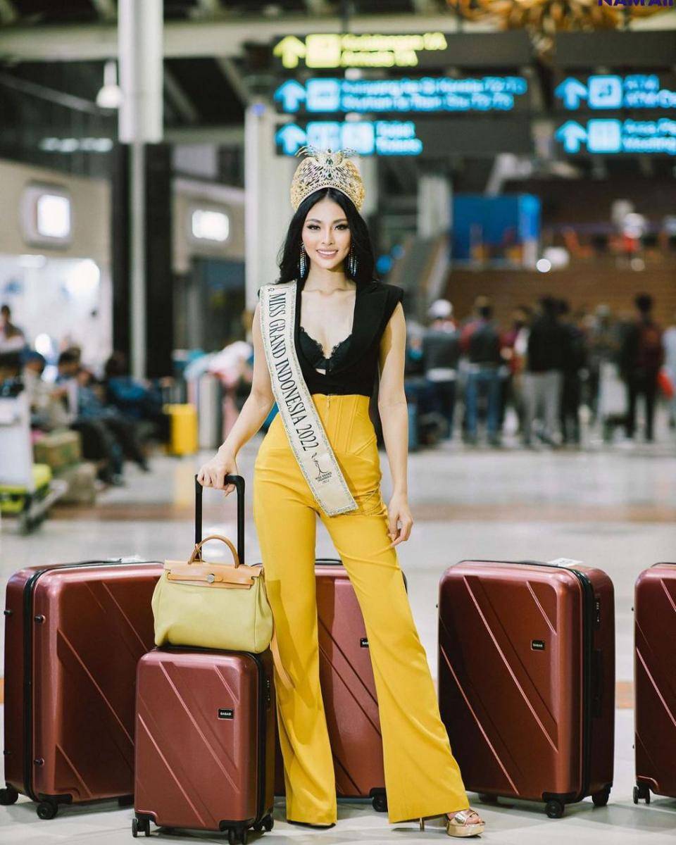 Potret keberangkatan Andina Julie ke ajang Miss Grand International 2022 (Instagram.com/andina_julie)
