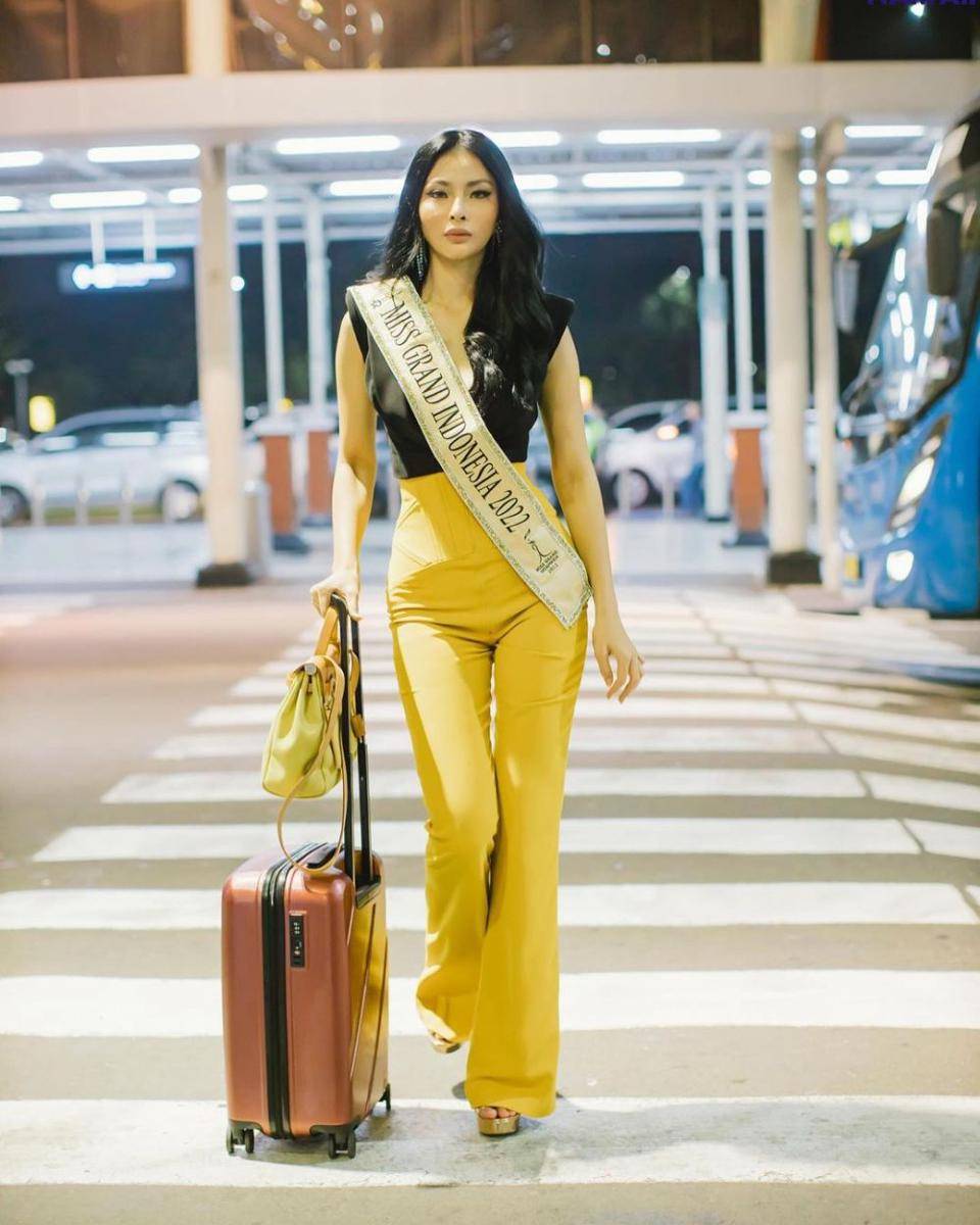 Potret keberangkatan Andina Julie ke ajang Miss Grand International 2022 (Instagram.com/bunda.latinas)