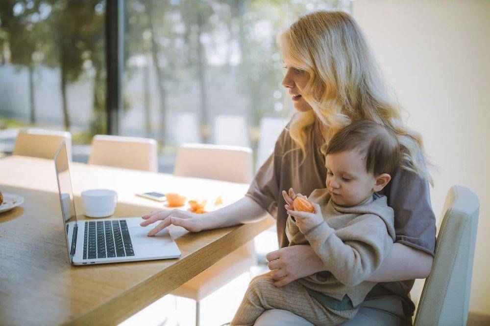 ilustrasi anak di pangkuan orang lain (pexels.com/Anastasia Shuraeva)