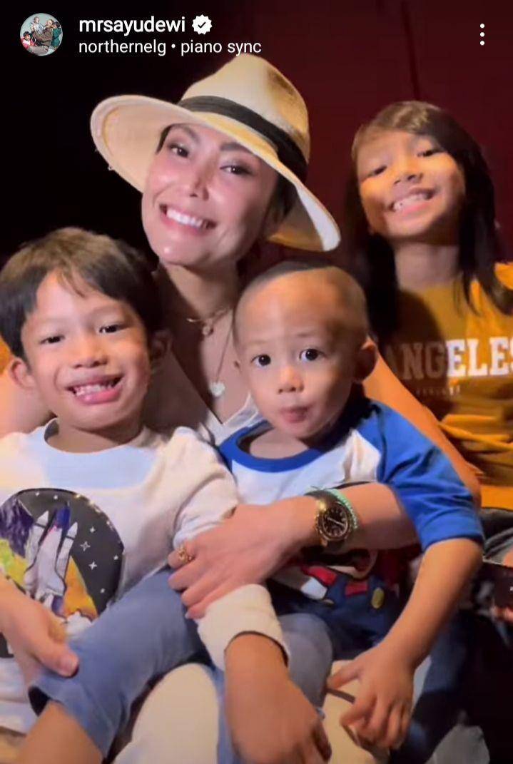 potret Ayu Dewi dan ketiga anaknya (instagram.com/mrsayudewi)