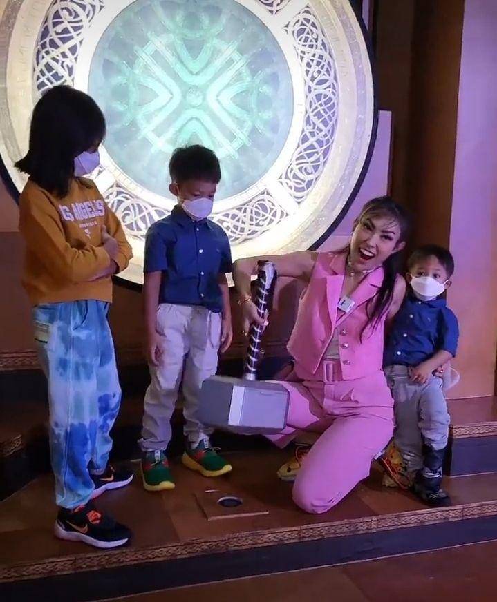 potret Ayu Dewi dan ketiga anaknya (instagram.com/mrsayudewi)