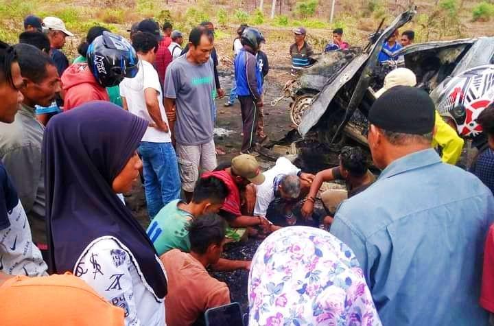 Foto warga saat evakuasi korban di Tempat Kejadian Perkara (TKP). (Dok/Istimewa)