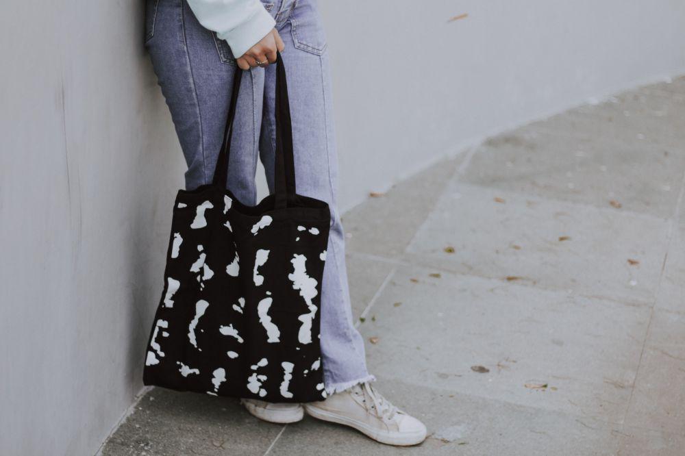 11 Desain Tote Bag yang Bikin Penampilan Makin Stylish dan Kekinian