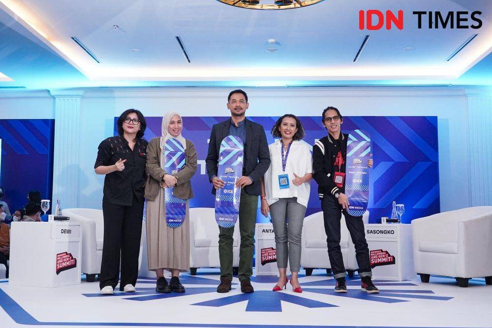 Angga Dwimas Sasongko, Oka Antara, Dian Sasmita membahas revolusi industri film Indonesia di panggung Talent Trifecta IMGS 2022, dimoderasi oleh Head of IDN Pictures Susanti Dewi. (Dok. IDN Media)