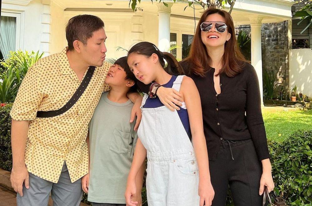 9 Potret Terkini Keluarga Agatha Suci, Tiga Belas Tahun Berumah tangga