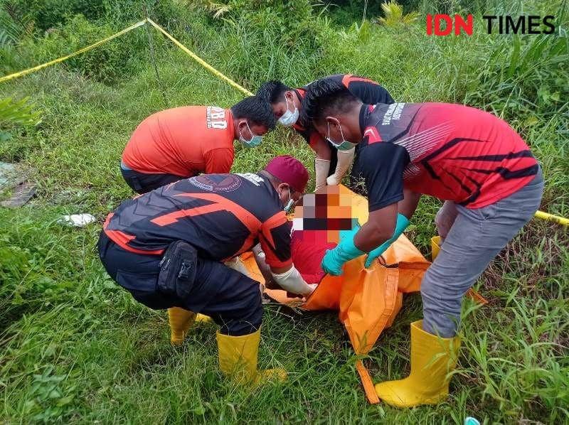 Anggota BPBD PPU lakukan evakuasi mayat kekak KN (IDN Times/Ervan)
