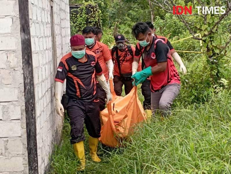 Anggota BPBD PPU lakukan evakuasi mayat kekak KN (IDN Times/Ervan)