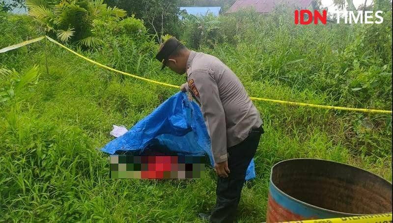 Kapolsek Penajam, AKP Purwo Asmadi mengecek mayat kakek KN (IDN Times/Ervan)