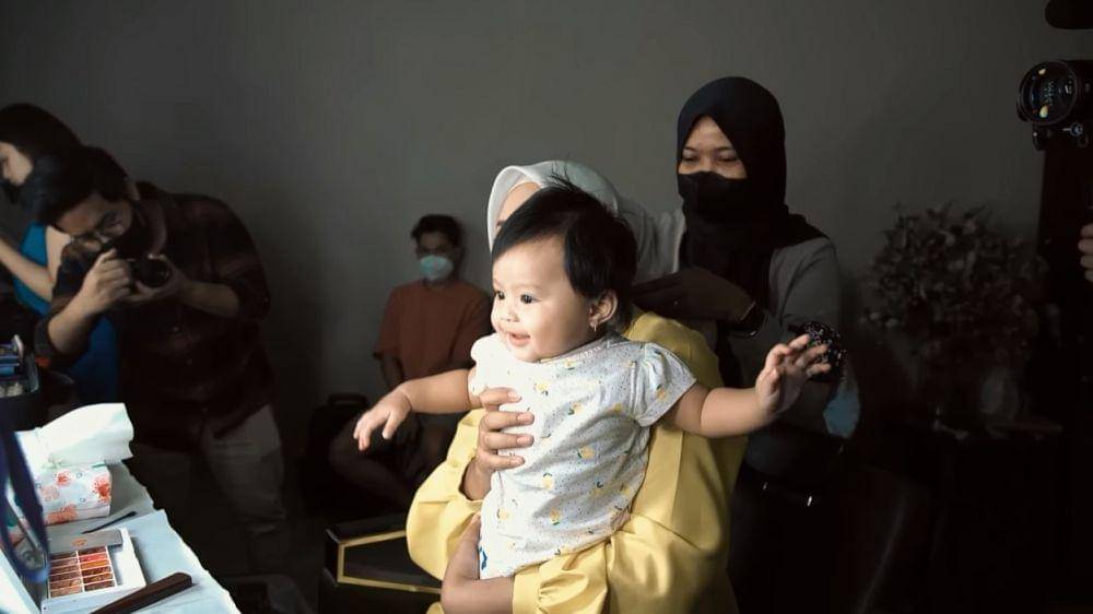 Ameena jadi model iklan (YouTube.com/Aurelie Atta)