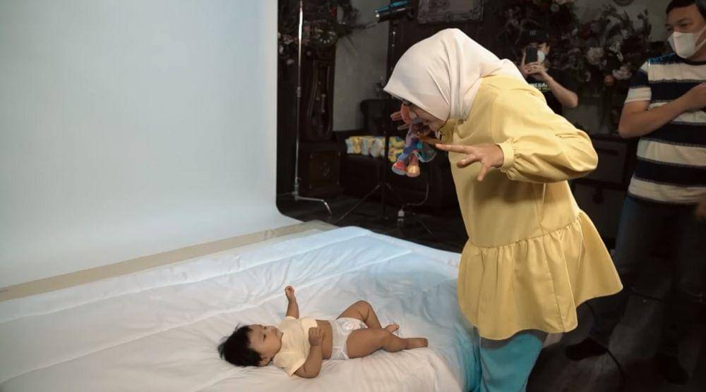 Ameena jadi model iklan (YouTube.com/Aurelie Atta)