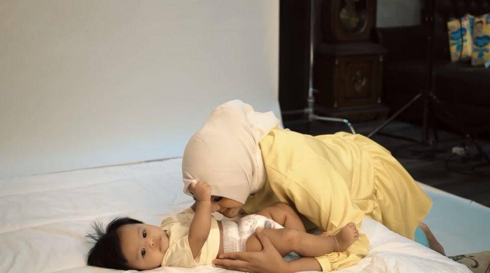 Ameena jadi model iklan (YouTube.com/Aurelie Atta)