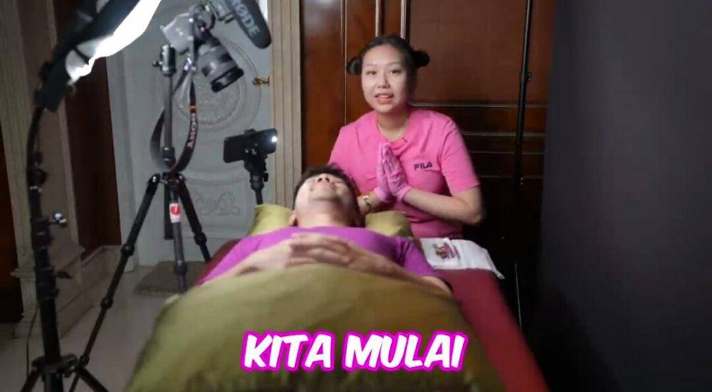 Sisca Kohl membersihkan komedo Jess No Limit. (youtube.com/Jess No Limit)