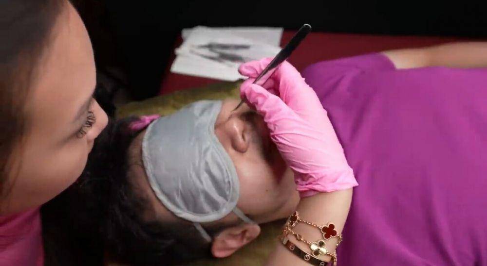 Sisca Kohl membersihkan komedo Jess No Limit. (youtube.com/Jess No Limit)