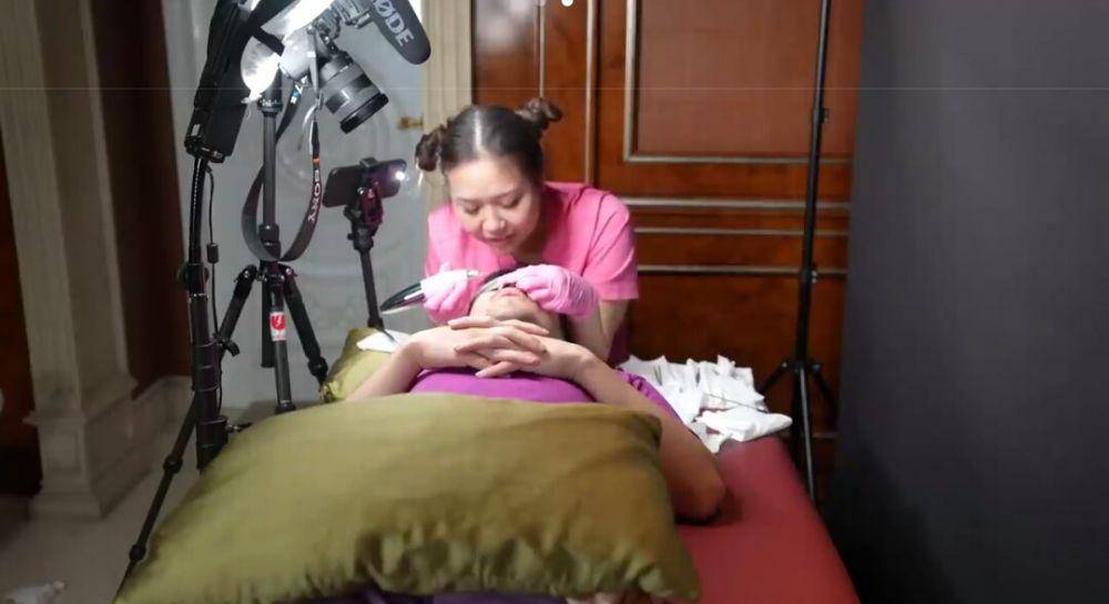 Sisca Kohl membersihkan komedo Jess No Limit. (youtube.com/Jess No Limit)